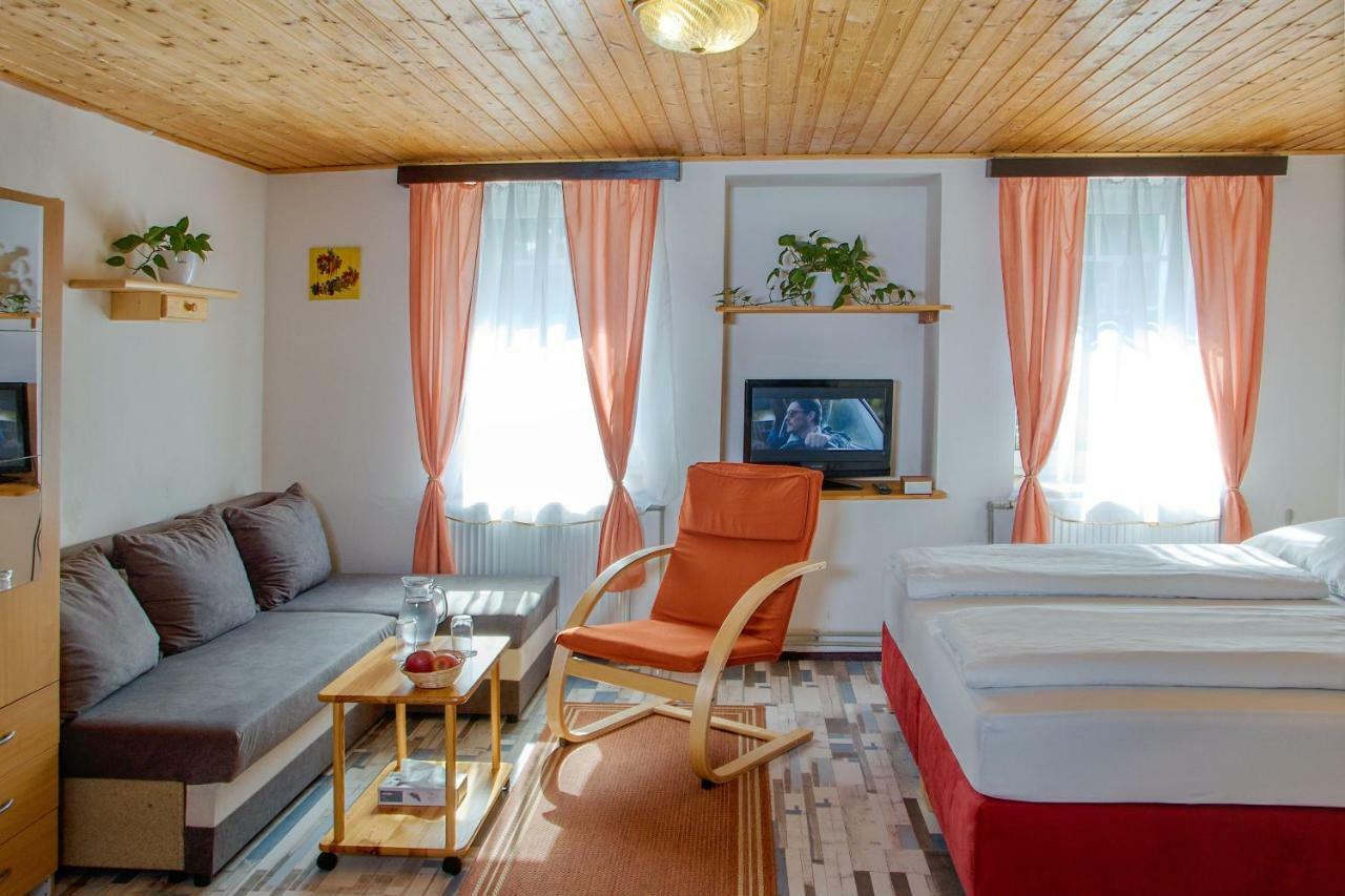Rodinny Hotel Kaiser Desná Exteriör bild